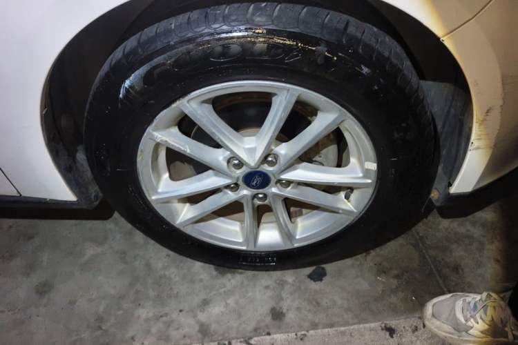 Used Ford Focus 2018 Sedan Classic EcoBoost 180 Automatic Elite Model Right Front Wheel Hub