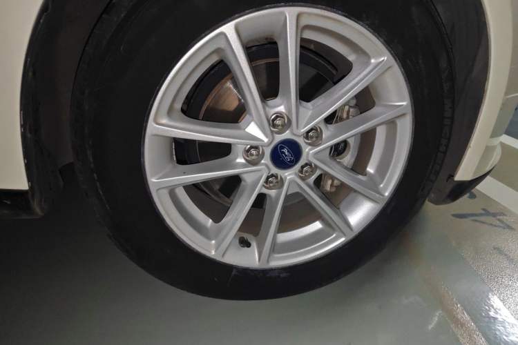 Used Ford Focus 2018 Hatchback Classic EcoBoost 180 Automatic Elite Model Right Front Wheel Hub