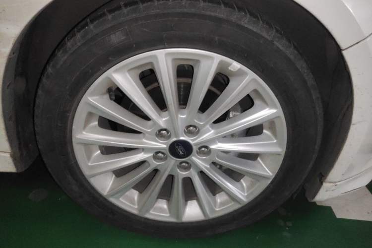 Used Ford Focus 2018 Hatchback Classic EcoBoost 180 Automatic Sport Edition Right Front Wheel Hub
