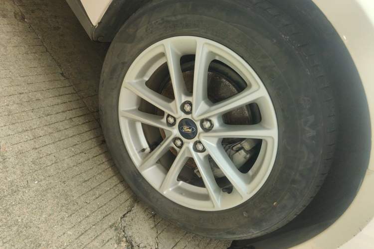 Used Ford Focus 2018 Sedan Classic EcoBoost 180 Automatic Elite Model Right Front Wheel Hub