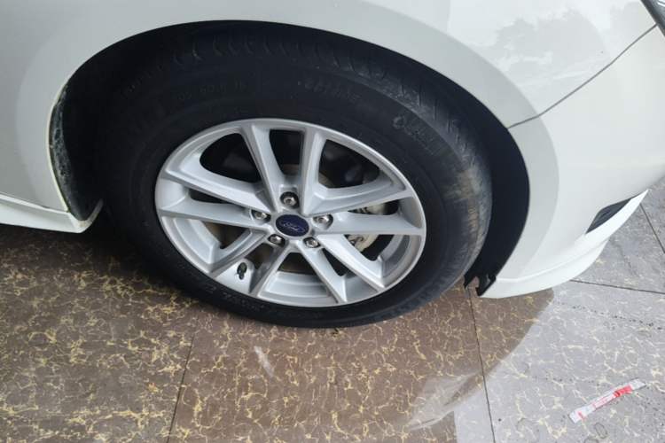 Used Ford Focus 2018 Two-Door Classic EcoBoost 125 Automatic Supercharged Style SmartDrive Edition Right Front Wheel Hub