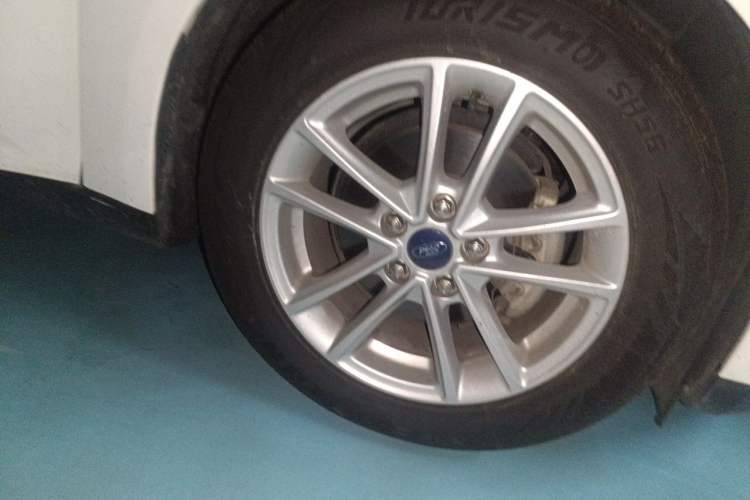 Used Ford Focus 2018 Two-Door Classic EcoBoost 125 Automatic Supercharged Style SmartDrive Edition Right Front Wheel Hub