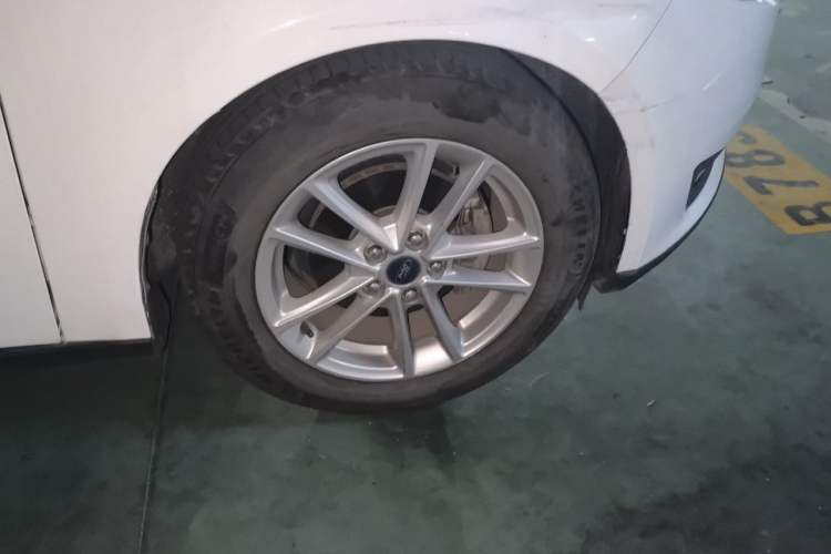 Used Ford Focus 2018 Two-Door Classic EcoBoost 125 Automatic Supercharged Style SmartDrive Edition Right Front Wheel Hub