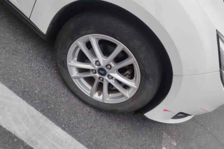 Used Ford Focus 2018 Two-Door Classic EcoBoost 125 Automatic Supercharged Style SmartDrive Edition Right Front Wheel Hub