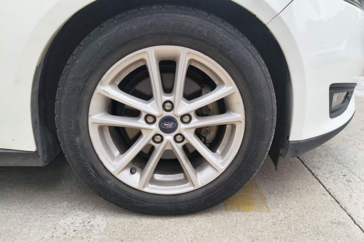 Used Ford Focus 2018 Two-Door Classic EcoBoost 125 Automatic Supercharged Style SmartDrive Edition Right Front Wheel Hub