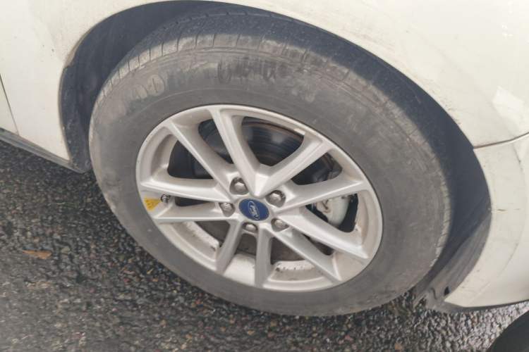 Used Ford Focus 2018 Sedan Classic EcoBoost 180 Automatic Elite Model Right Front Wheel Hub