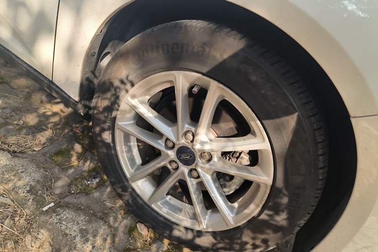 Used Ford Focus 2018 Sedan Classic EcoBoost 180 Automatic Elite Model Right Front Wheel Hub