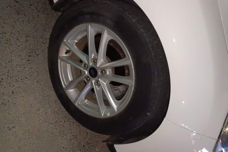 Used Ford Focus 2018 Two-Door Classic EcoBoost 125 Automatic Supercharged Style SmartDrive Edition Right Front Wheel Hub