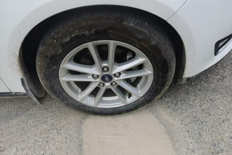Used Ford Focus 2018 Two-Door Classic EcoBoost 125 Automatic Supercharged Style SmartDrive Edition Right Front Wheel Hub