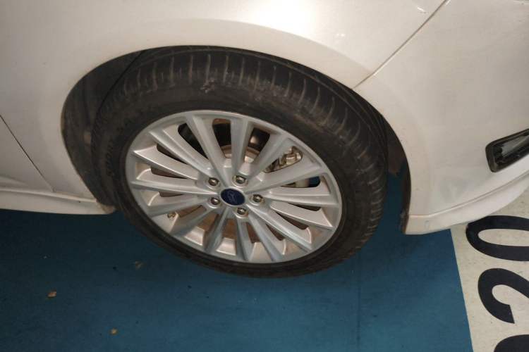 Used Ford Focus 2018 Hatchback Classic EcoBoost 180 Automatic Sport Edition Right Front Wheel Hub