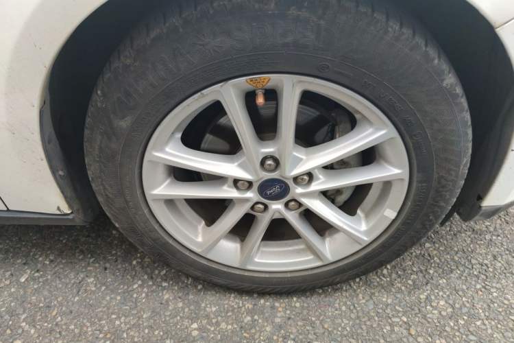 Used Ford Focus 2018 Sedan Classic EcoBoost 180 Automatic Elite Model Right Front Wheel Hub