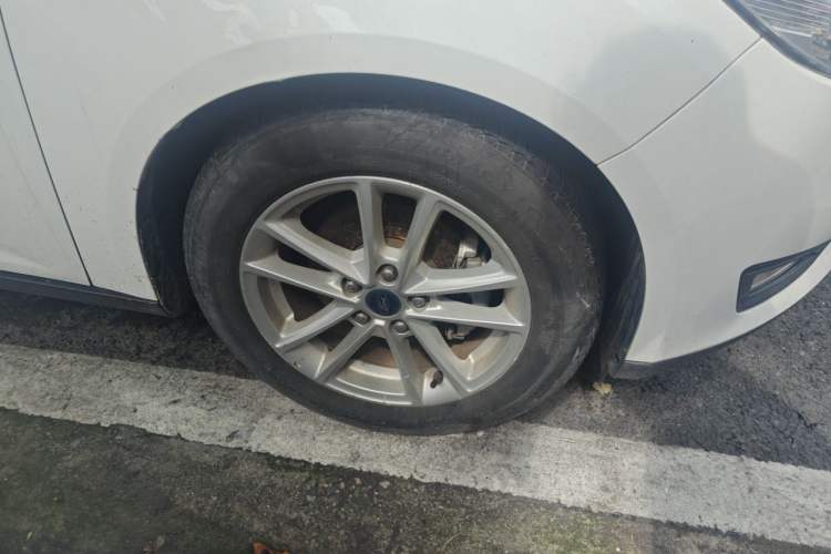 Used Ford Focus 2018 Two-Door Classic EcoBoost 125 Automatic Supercharged Style SmartDrive Edition Right Front Wheel Hub