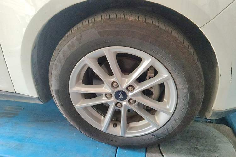 Used Ford Focus 2018 Hatchback Classic 1.6L Automatic Trendy SmartDrive Edition Right Front Wheel Hub