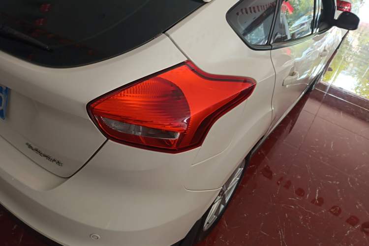 Used Ford Focus 2018 Hatchback Classic 1.6L Automatic Trendy SmartDrive Edition Right Rear Taillight