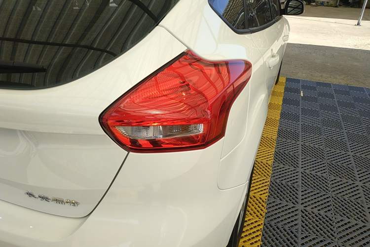 Used Ford Focus 2018 Hatchback Classic 1.6L Automatic Trendy SmartDrive Edition Right Rear Taillight