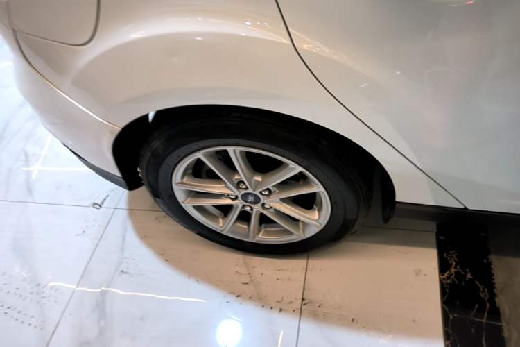 Used Ford Focus 2018 Two-Door Classic EcoBoost 125 Automatic Supercharged Style SmartDrive Edition Right Rear Wheel Hub