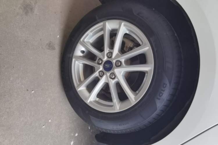 Used Ford Focus 2018 Sedan Classic EcoBoost 180 Automatic Elite Model Right Rear Wheel Hub