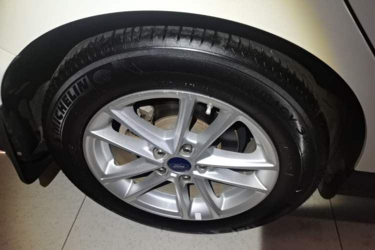 Used Ford Focus 2018 Sedan Classic EcoBoost 180 Automatic Elite Model Right Rear Wheel Hub