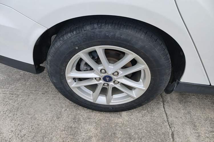 Used Ford Focus 2018 Sedan Classic EcoBoost 125 Automatic Supercharged Style SmartDrive Edition Right Rear Wheel Hub