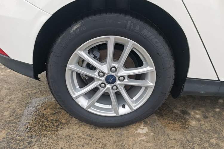 Used Ford Focus 2018 Hatchback Classic EcoBoost 180 Automatic Elite Model Right Rear Wheel Hub