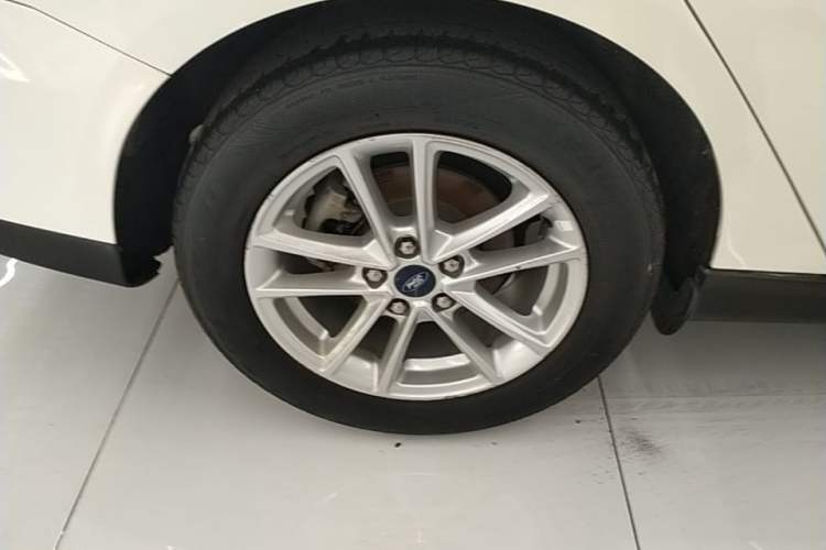 Used Ford Focus 2018 Sedan Classic EcoBoost 180 Automatic Elite Model Right Rear Wheel Hub