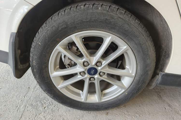 Used Ford Focus 2018 Sedan Classic EcoBoost 180 Automatic Elite Model Right Rear Wheel Hub