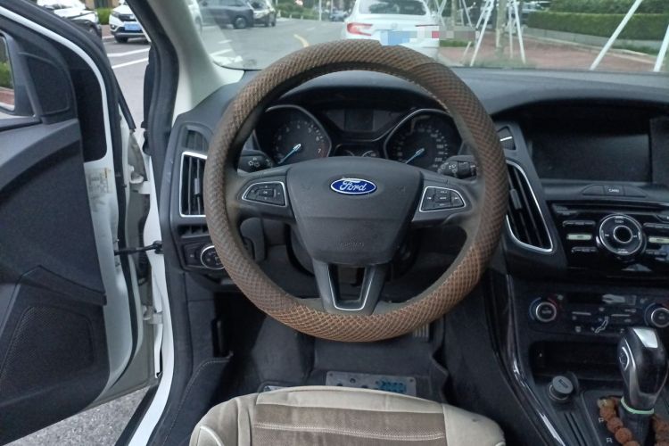 Used Ford Focus 2018 Hatchback Classic 1.6L Automatic Trendy SmartDrive Edition Steering Wheel