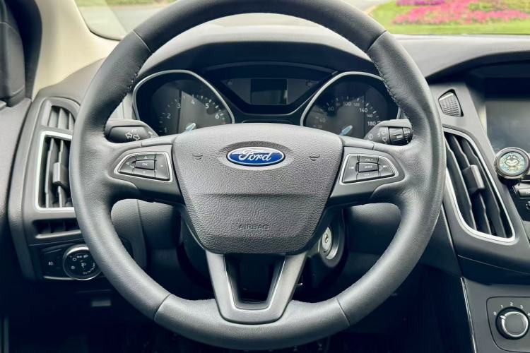 Used Ford Focus 2018 Sedan Classic 1.6L Automatic Trendy SmartDrive Edition Steering Wheel