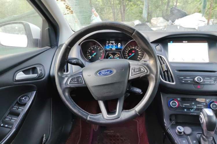 Used Ford Focus 2018 Hatchback Classic EcoBoost 180 Automatic Elite Model Steering Wheel