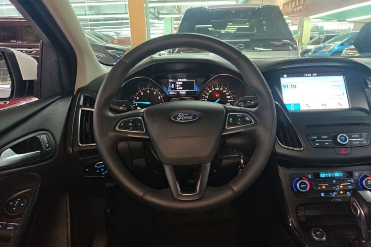 Used Ford Focus 2018 Hatchback Classic EcoBoost 180 Automatic Elite Model Steering Wheel