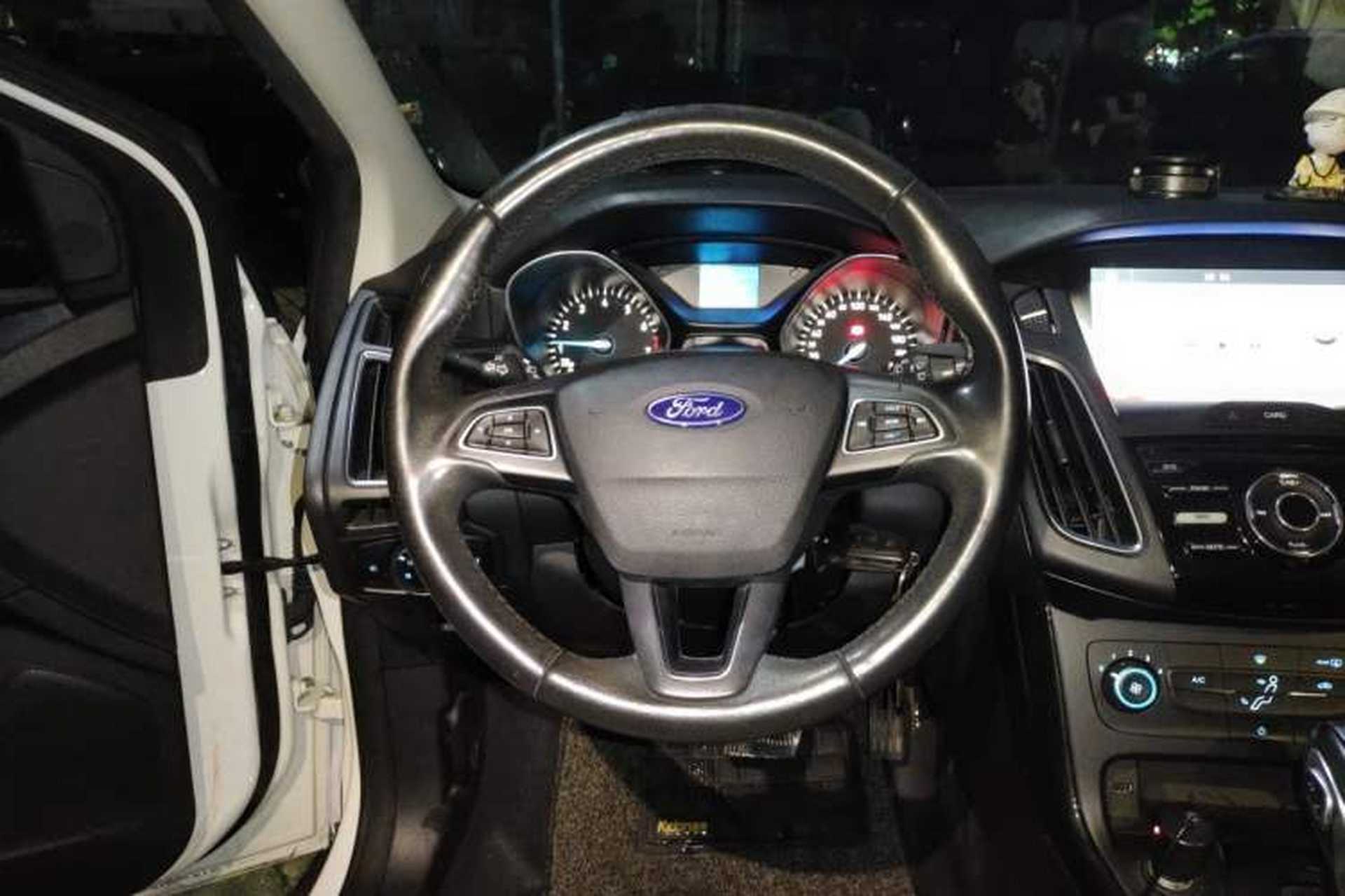 Used Ford Focus 2018 Hatchback Classic 1.6L Automatic Trendy SmartDrive Edition Steering Wheel