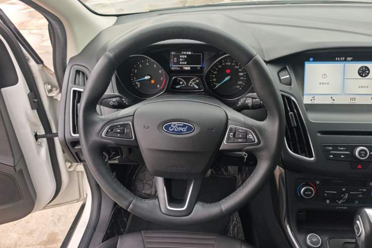 Used Ford Focus 2018 Hatchback Classic EcoBoost 180 Automatic Elite Model Steering Wheel