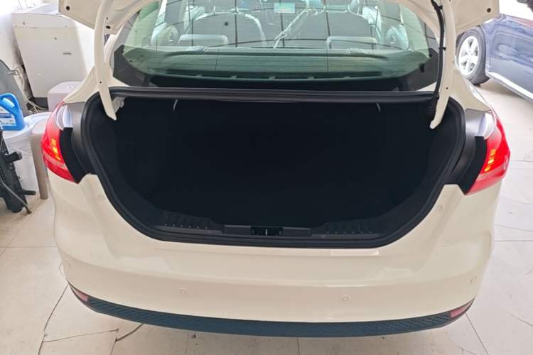 Used Ford Focus 2018 Sedan Classic 1.6L Automatic Trendy SmartDrive Edition Trunk