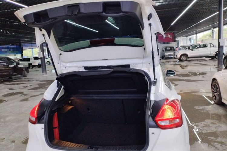 Used Ford Focus 2018 Hatchback Classic 1.6L Automatic Comfort Plus SmartDrive Edition Trunk
