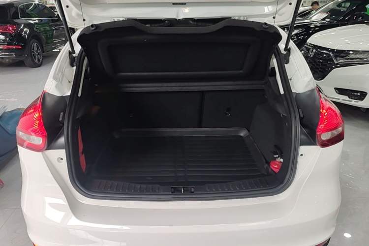 Used Ford Focus 2018 Hatchback Classic 1.6L Automatic Comfort Plus SmartDrive Edition Trunk