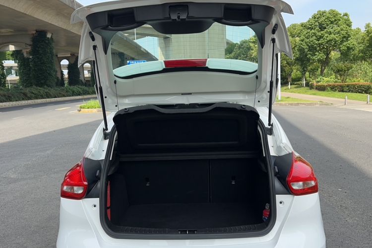Used Ford Focus 2018 Hatchback Classic 1.6L Automatic Comfort Plus SmartDrive Edition Trunk