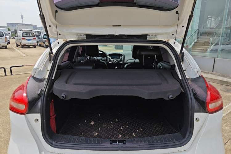 Used Ford Focus 2018 Hatchback Classic 1.6L Automatic Trendy SmartDrive Edition Trunk
