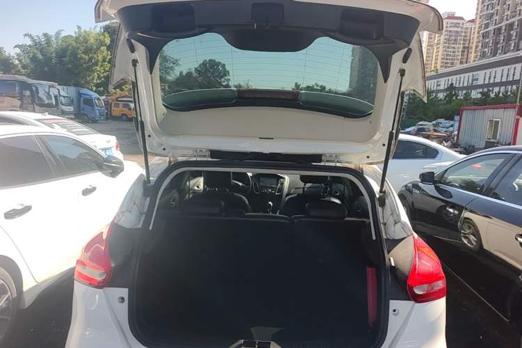 Used Ford Focus 2018 Hatchback Classic 1.6L Automatic Trendy SmartDrive Edition Trunk