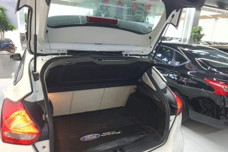 Used Ford Focus 2018 Hatchback Classic 1.6L Automatic Trendy SmartDrive Edition Trunk