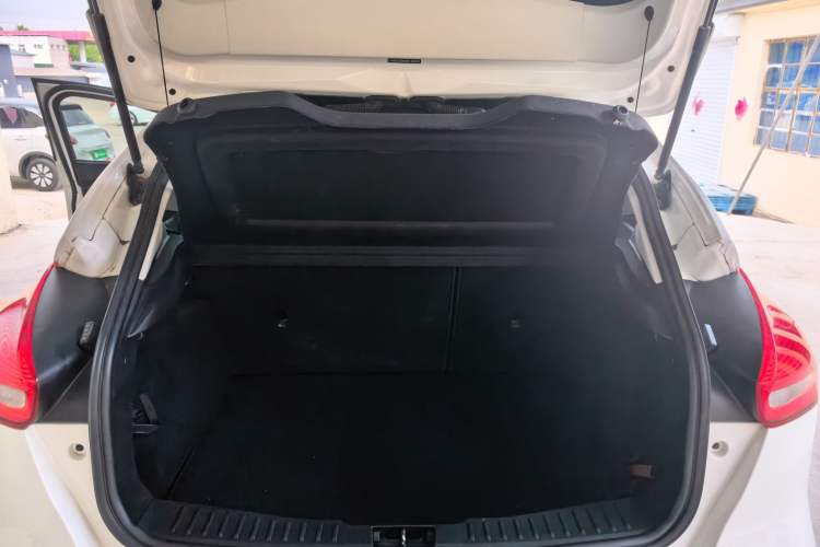 Used Ford Focus 2018 Hatchback Classic 1.6L Automatic Comfort Plus SmartDrive Edition Trunk
