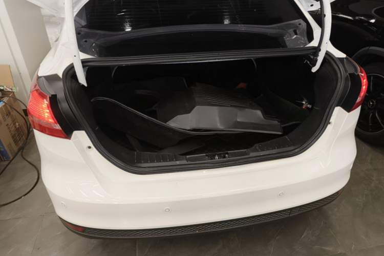 Used Ford Focus 2018 Sedan Classic 1.6L Automatic Trendy SmartDrive Edition Trunk