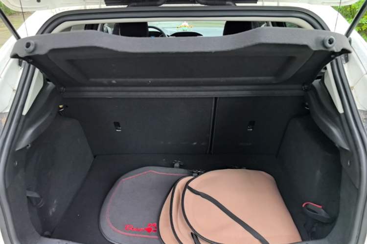Used Ford Focus 2018 Hatchback Classic 1.6L Automatic Comfort Plus SmartDrive Edition Trunk