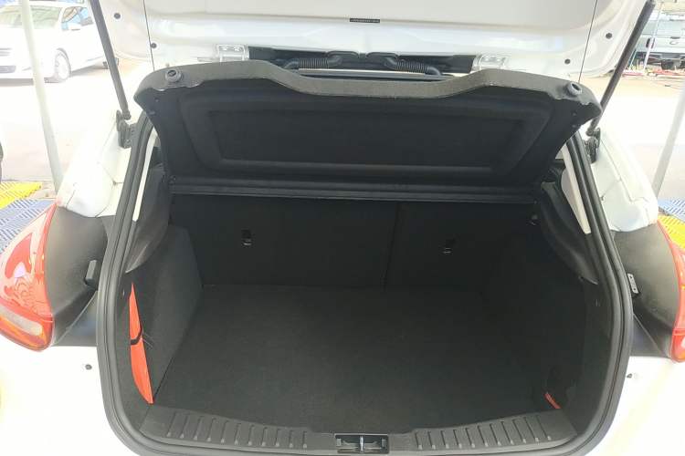 Used Ford Focus 2018 Hatchback Classic 1.6L Automatic Trendy SmartDrive Edition Trunk