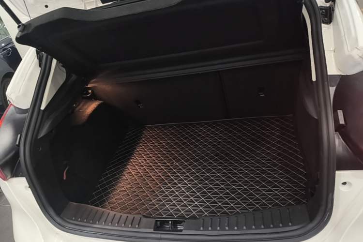 Used Ford Focus 2018 Hatchback Classic 1.6L Automatic Trendy SmartDrive Edition Trunk