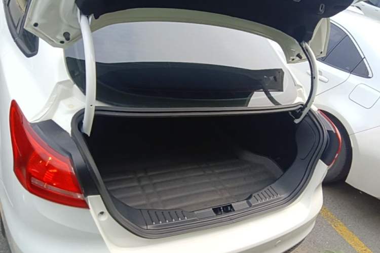Used Ford Focus 2018 Sedan Classic 1.6L Automatic Trendy SmartDrive Edition Trunk