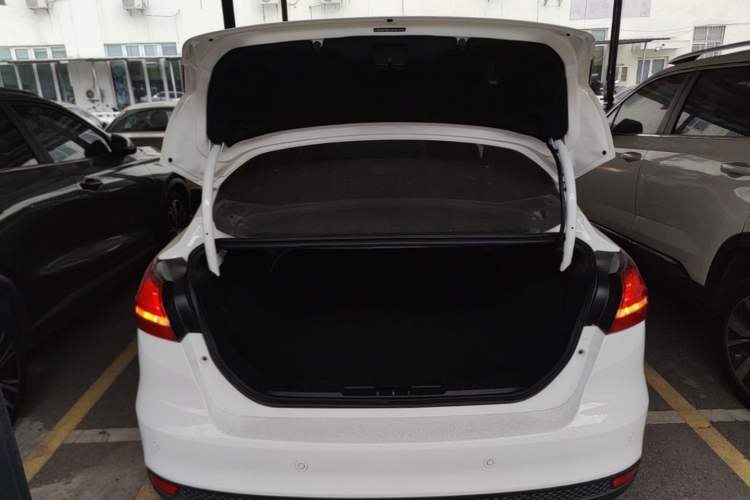 Used Ford Focus 2018 Sedan Classic 1.6L Automatic Trendy SmartDrive Edition Trunk