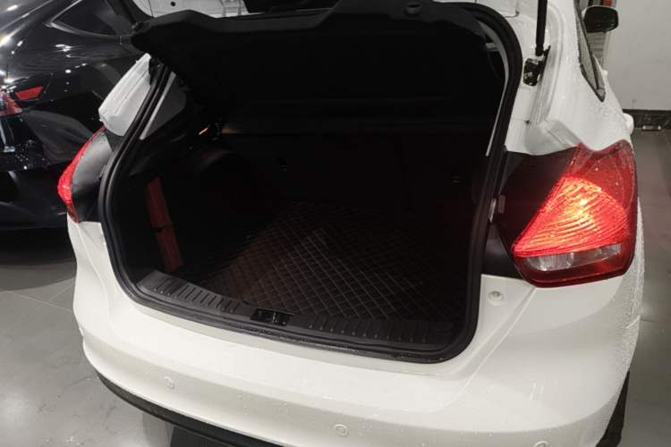 Used Ford Focus 2018 Hatchback Classic 1.6L Automatic Trendy SmartDrive Edition Trunk