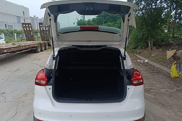 Used Ford Focus 2018 Hatchback Classic 1.6L Automatic Trendy SmartDrive Edition Trunk