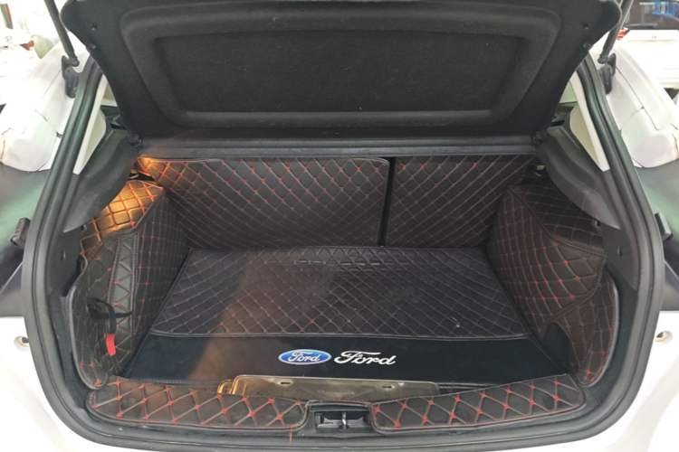 Used Ford Focus 2018 Hatchback Classic 1.6L Automatic Comfort Plus SmartDrive Edition Trunk