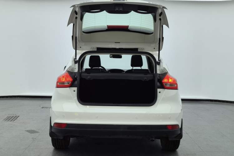 Used Ford Focus 2018 Hatchback Classic 1.6L Automatic Trendy SmartDrive Edition Trunk
